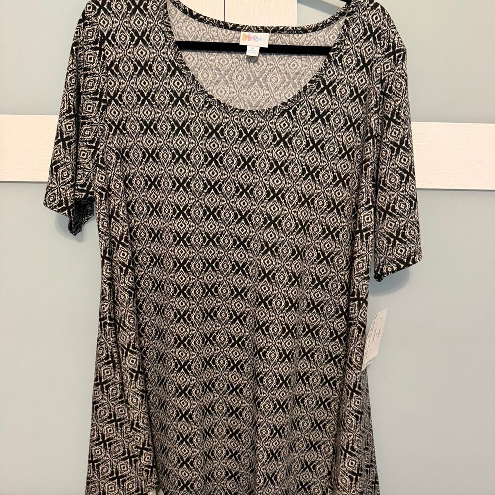 LuLaRoe Perfect T XL Black White Geometric Print Short Sleeve Top NWT